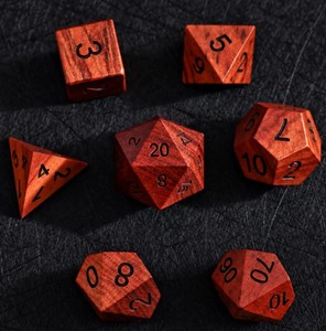 Jeu de dés en bois D8 et D12 pour jeux de table, fabriqués en bois rouge intense avec des chiffres noirs gravés sur un fond texturé foncé - Product Image 5
