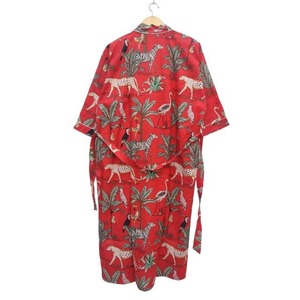 Bata Artesanal Wild Savanna – Kimono Rojo de Algodón con Estampado Exótico de Leopardo y Cebra - Product Image 1