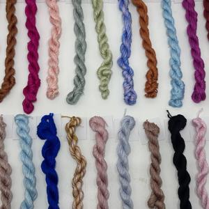 Fils de Soie de Mûrier Naturelle Teints à la Main en Gros, Mini Pelotes de 10 Grammes, Teintures Botaniques Écologiques Extraits de Plantes - Product Image 3