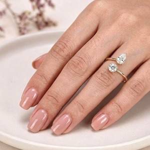 Bague Toi et Moi ouverte et ajustable en or massif 10K 14K 18K avec diamant de laboratoire taille poire et taille ronde, couleur DEF, clarté VS VVS, certifiée IGI - Product Image 4