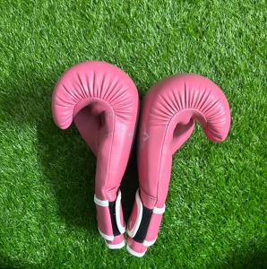 ถุงมือชกมวยหนังสีชมพูกันน้ำสำหรับใช้งานกลางแจ้ง พร้อมลายพิมพ์ฟอยล์ดอกไม้สีเงินสำหรับปิดผนึก ถุงมือฝึกซ้อมสำหรับทุกเพศ - Product Image 4