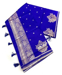 Sari de seda azul real con bordado floral dorado y borde para uso en bodas - Product Image 1