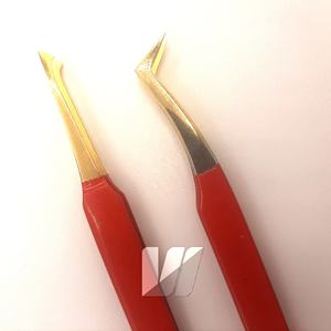 แหนบต่อขนตาสแตนเลสสีแดงด้ามจับเพชรสีทองพร้อมโลโก้ออกแบบได้ตามต้องการ - Product Image 1