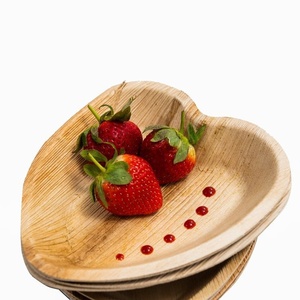 Assiettes en feuilles de palmier de qualité supérieure en forme de cœur pour l'hôtellerie et les fêtes en plein air, vaisselle de 8 pouces pour les célébrations, assiettes à nourriture - Product Image 1