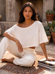 Blusa asimétrica blanca de un solo hombro con pedrería dorada, camisa personalizada para mujer, top informal de corte holgado con adornos dispersos, camiseta DTG - Product Image 5