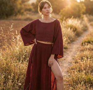Robe Corset Tendance Bohème Bordeaux Maxi pour Femme – Robe en Gaze de Coton Épaules Dénudées avec Fente Style Cottagecore - Product Image 3