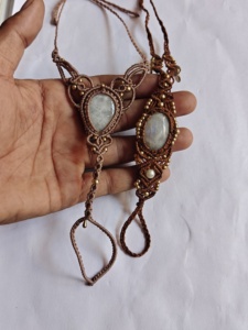 Collar de Macramé Marrón Hecho a Mano con Cabujón de Ágata Rosa y Luna Creciente Dorada, Joyería Boho para Mujer - Product Image 6