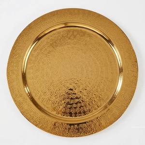 Assiettes de présentation rondes modernes en acier inoxydable doré, design martelé, écologiques, faites à la main, pour la mise en scène de tables de mariage et d'événements - Product Image 1