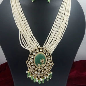 Ensemble collier et boucles d'oreilles élégant en laiton vert, orné de perles et de motifs de paon, style Kundan, idéal pour mariages, fiançailles, anniversaires et fêtes. - Product Image 2