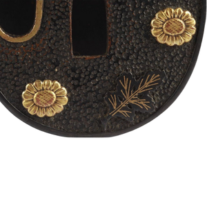 Tsuba Japonés del Período Edo de Cobre con Borde y Incrustaciones de Cobre, Diseño de Crisantemo Iroe, Protector Redondo para Espada Tanto Sin Marcar - Product Image 4