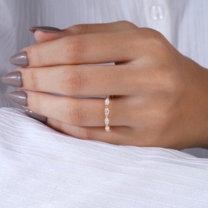 Exquisita Alianza de Boda de Oro de 14K con Moissanita de Corte Marquesa, Anillo de Eternidad Apilable de Estilo Oriental-Occidental Único para Mujer, Joyería Elegante - Product Image 5