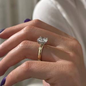 Anillo de Compromiso con Diamante Cultivado en Laboratorio de 4 Quilates, Corte Brillante Redondo, Claridad VVS2, Halo Oculto de 4 Puntas, Dos Tonos, Certificado IGI - Product Image 4