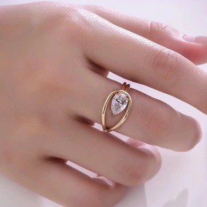 แหวนแต่งงาน2CT สุดหรูแหวนลูกแพร์14K ประดับเพชรแบบโซลิแทร์เติบโตในแล็บแบบตะวันออกตะวันตกพร้อมก้านแยกบายพาส - Product Image 3