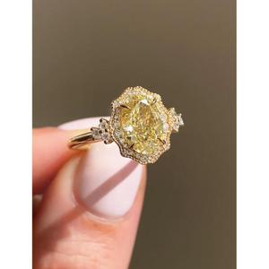 Anillo de Diamantes de Corte Ovalado Amarillo Elegante con Piedras Laterales Redondas, Anillo de Compromiso con Halo de Oro Amarillo de 14K, Regalo de Boda para Mujer - Product Image 2