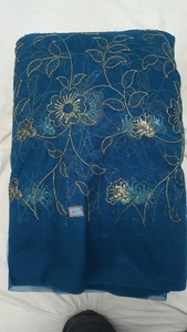 Robes ethniques de mariée pour femmes, en tissu tissé léger, avec broderie florale riche, travail de Zari et de sequins, de créateur - Product Image 2