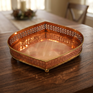 Plateau décoratif irrégulier en cuivre avec motif géométrique, style bohème, artisanat métallique, design sur pied, service décoratif moderne - Product Image 4