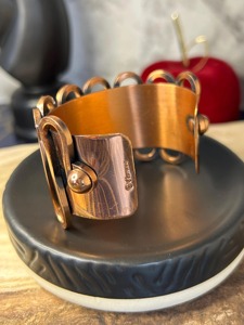 Brazalete de Cobre Hecho a Mano con Diseño Grabado Redondo, Estilo Antiguo, Unisex, Artesanía Metálica Hecha en India, Requisitos Personalizados, Coleccionable - Product Image 2