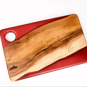 Tabla de cortar hecha a mano de madera de acacia con detalles de resina, con un diseño de tabla redonda para servir. - Product Image 1