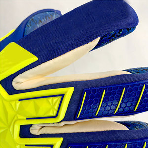 ถุงมือผู้รักษาประตูออกแบบน้ำหนักเบา ยึดเกาะแข็งแรง สร้างขึ้นเพื่อประสิทธิภาพ ความสบาย และความยืดหยุ่นในการเล่น - Product Image 4