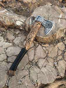 Hache de survie multi-usage en acier à haute teneur en carbone, fabriquée à la main, pour le camping et les activités de plein air, manche en bois de rose industriel, cuir, 1,5 kg - Product Image 1