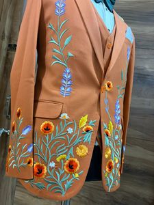 Conjunto de Traje Occidental Bordado en Naranja Quemado para Hombre con Diseño Floral – Traje de 3 Piezas para Boda Estilo Vaquero (Blazer, Chaleco y Pantalones) - Product Image 4