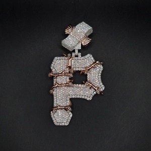 Colgante de letra inicial de plata 925 con incrustaciones de moissanita, estilo hip-hop, para hombre, compatible con cadena cubana, venta al por mayor. - Product Image 1