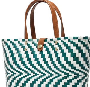 Fournisseur en gros de sacs et sacs à main faits à la main à motif zigzag vert foncé et blanc avec poignées en cuir marron pour la vente au détail - Product Image 4
