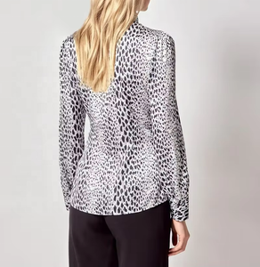 เสื้อเชิ้ตแขนยาวลายเสือดาวสีดำขาวสำหรับผู้หญิง คอผูกเชือก เป็นมิตรกับสิ่งแวดล้อม ซับเหงื่อได้ดี - Product Image 2