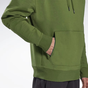 Sweat-shirt à capuche vert olive minimaliste pour homme, coupe décontractée et oversize, streetwear premium, pull confortable pour l'hiver - Product Image 3