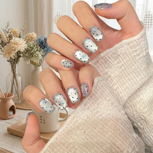 Escalera corta Diseño de dedo acrílico Prediseñado Tonos frescos Gris plateado con un sueño de chicle de belleza de hielo fresco nacarado - Product Image 6