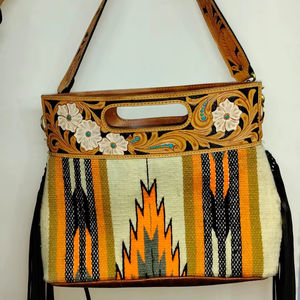 Bolso de Hombro Vintage de Cuero Grabado a Mano Estilo Western para Mujer con Tela Kilim y Correa de Cuero Geométrica, Estilo Boho Vaquero, Ideal para Verano - Product Image 1