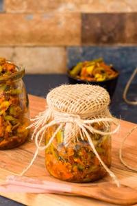 Cornichons de mangue traditionnels indiens, épicés et acidulés, à l'huile de moutarde, prêts à consommer - Product Image 3