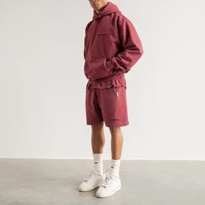 Ensemble de survêtement rouge à capuche pour homme, coupe décontractée, short en coton avec poches latérales, idéal pour le printemps - Product Image 1
