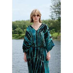 ชุดเดรสคาฟทันสีเทอร์ควอยซ์ลายมัดย้อมสไตล์โบฮีเมียน ผสมผสานความสบายและสไตล์อย่างลงตัว ให้ความรู้สึกผ่อนคลายและมีจิตวิญญาณอิสระ - Product Image 6