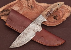 Couteau d'extérieur personnalisé avec lame à motif Damas et poignée en corne, couteau Damas compact pour la survie, la randonnée et les aventures en plein air - Product Image 4