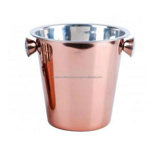 Elegante cubitera de metal pulido con tapa y pinzas, perfecta para servir vino y champán con estilo en fiestas. - Product Image 2