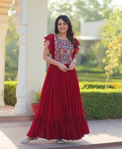 ชุดเดรส Anarkali ดีไซน์ใหม่ ผ้าลายดอกไม้ประดิษฐ์ ตกแต่งด้วยลูกปัดหนักและงานปักเลื่อมหลายเส้น งานปักลายแบบอีเธอร์นิค - Product Image 1