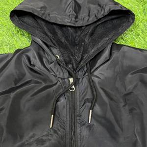 Chaqueta Cortavientos Unisex Negra con Capucha y Cierre, Parka Ligera Deportiva, Anorak Informal para Primavera, Color Sólido - Product Image 4