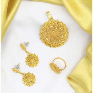 Pendentif designer en alliage de laiton plaqué or avec boucle d'oreille chaîne pendentif ensemble pendentifs bijoux de créateur d'exportation traditionnelle à la mode - Product Image 3
