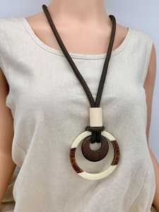 Collar de resina hecho a mano con forma personalizada y colgante único para chicas, de Universal Overseas en INDIA al precio más bajo. - Product Image 6