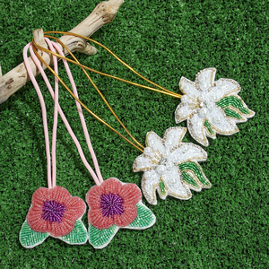 Elegantes Abalorios de Semillas para Bolsos, Adornos Creativos Hechos a Mano con Técnica de Tejido y Detalles de Cuentas - Product Image 1