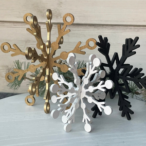 Ornement de Noël en bois en forme de flocon de neige, artisanat traditionnel, blanc avec détails bruns - Product Image 3