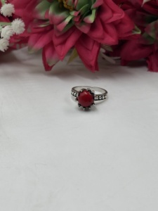 Anillo de cóctel vintage de coral rojo para mujer, de aleación, chapado en plata antigua, con forma de flor, joyería llamativa para fiestas y uso diario. - Product Image 4