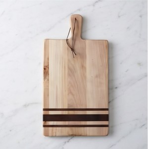 Tabla de cortar rectangular moderna de madera de caucho con asa y orificio para colgar, diseño a rayas - Product Image 1