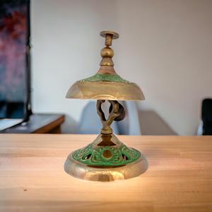 Cloche de table en laiton orné et gaufré, design décoratif artistique, légère, pour bureau, comptoir, réception et décoration intérieure - Product Image 4