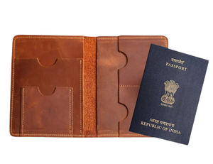 Porte-passeport Artha en cuir véritable de 5 pouces, style national, avec fermeture éclair et emplacement pour cartes de crédit - Product Image 1
