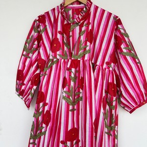 Robe longue d'été pour femme en coton 100% imprimé floral à la main, écologique, légère, respirante, col en V, manches bouffantes, décontractée - Product Image 1