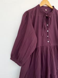 Vestido largo de algodón morado ciruela para mujer, con mangas abullonadas 3/4, cuello con lazo, botones frontales, diseño escalonado en línea A, estilo vintage bohemio para verano. - Product Image 3