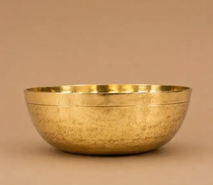 Cuenco de latón pulido utilizado para decorar mesas en eventos culturales o como parte de conjuntos de regalos espirituales. - Product Image 4