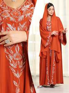 Abaya pour femmes adultes en polyester brodé orange, col cœur, manches longues, longueur au sol, motif uni, style Moyen-Orient - Product Image 1